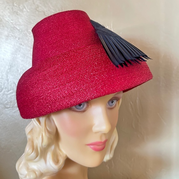 OUTSTANDING DESIGNER 1940s\' ROSE RED STRAW HAT WITH NAVY FEATHER \